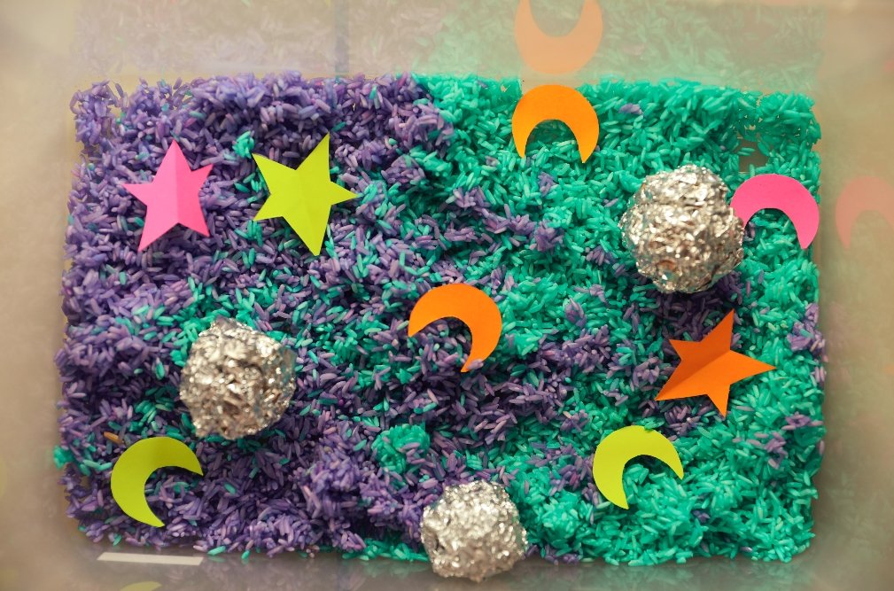#DIY Galaxy sensory bin with household items - Little Dreamers Club